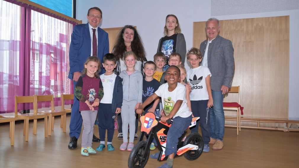 Bürgermeister Matthias Stadler, Kindergarten-Leiterin Regine Stix, Elementarpädagogin Angelika Messerer, Schulamtsleiter Andreas Schmidt bei der Übergabe des Laufrades im Kindergarten Pestalozzistraße in Spratzern. (Foto: Josef Vorlaufer)
