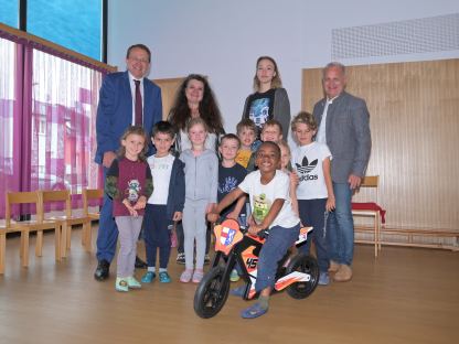 Bürgermeister Matthias Stadler, Kindergarten-Leiterin Regine Stix, Elementarpädagogin Angelika Messerer, Schulamtsleiter Andreas Schmidt bei der Übergabe des Laufrades im Kindergarten Pestalozzistraße in Spratzern. (Foto: Josef Vorlaufer)
