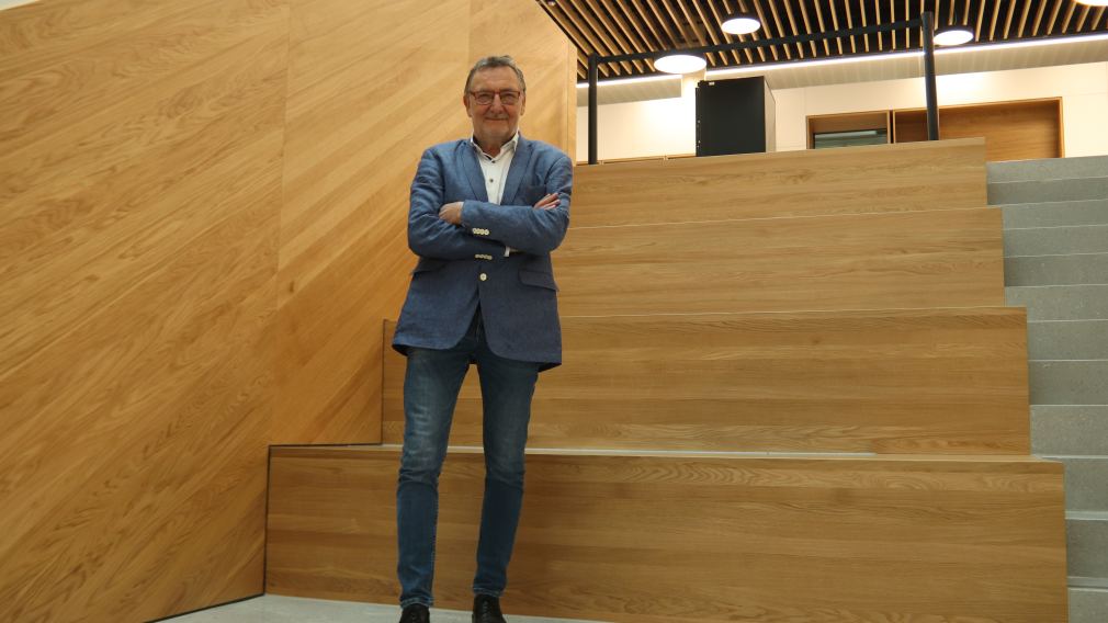 Peter Pantucek-Eisenbacher in der Eingangshalle des Campus St. Pölten. (Foto: Loigge Kevin)