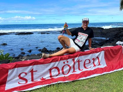 Athletin auf St. Pölten-Transparent vor dem Meer. (Foto: Pfoser/zVg)