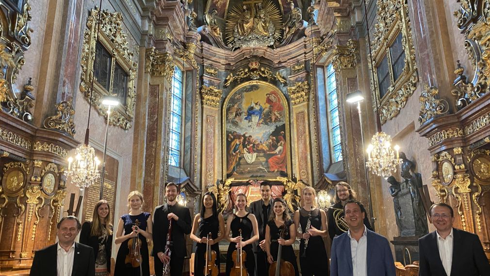 Akademistinnen und Akademisten der Tonkünstler, Domorganist Ludwig Lusser, Kulturamtsleiter Alfred Kellner und Bürgermeister Matthias Stadler vor dem Altar im Dom St. Pölten.