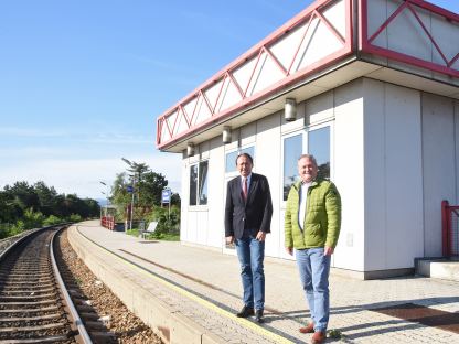 Zwei Personen bei einer Bahnstation. (Foto: Vorlaufer)