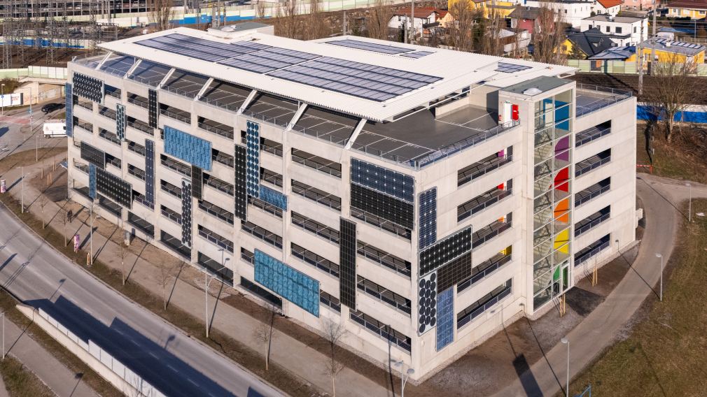 Das öffentliche Parkdeck „Quartier Mitte“ mit ca. 500 Pkw-Stellplätzen ist ab sofort geöffnet. (Foto: Irene Schanda) 