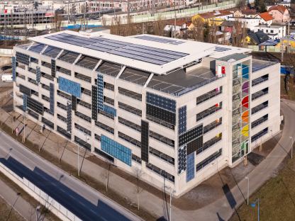 Das öffentliche Parkdeck „Quartier Mitte“ mit ca. 500 Pkw-Stellplätzen ist ab sofort geöffnet. (Foto: Irene Schanda) 