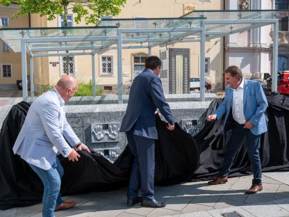 AKNÖ-Präsident Markus Wieser, Bürgermeister Matthias Stadler und WKNÖ-Präsident Wolfgang Ecker enthüllen die am Garagenabgang montierten Tafeln mit den Handabdrücken am Rathausplatz. (Foto: Christian Krückel)