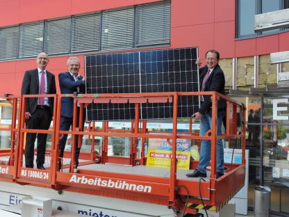 Martin Samsinger (Vorstand Privatstiftung Sparkasse Niederösterreich) , Helge Haslinger, (Vorstandsvorsitzender der Sparkasse Niederösterreich Mitte West) und Bürgermeister Matthias Stadler begutachten die PV-Anlage des BeratungsCenter 