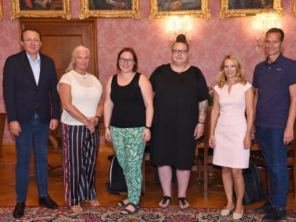 Bürgermeister Matthias Stadler, Birgit Mayr-Mauhart, Sonja Höfinger und Ingrid Müller (Pro Juventute), Astrid Kahler-Praxl und Peter Eigelsreiter (städtische Jugend- und Sozialhilfe). (Foto: Josef Vorlaufer)