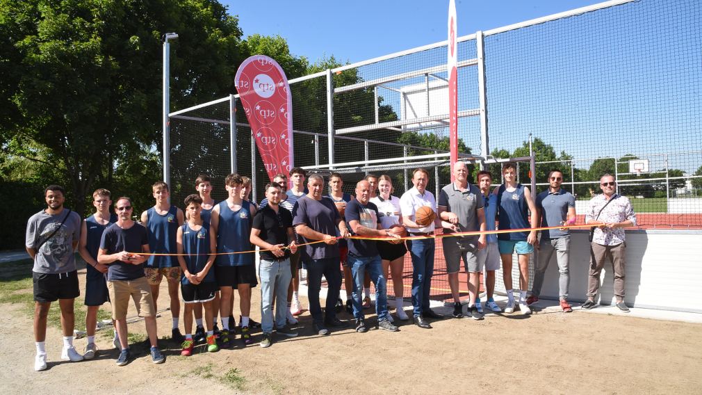 Viele Personen vor der neuen Anlage am See. (Foto: Vorlaufer)