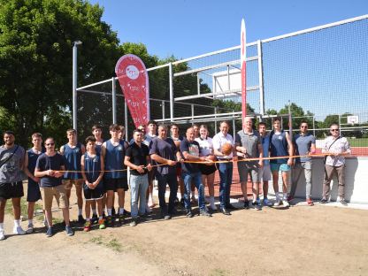 Viele Personen vor der neuen Anlage am See. (Foto: Vorlaufer)