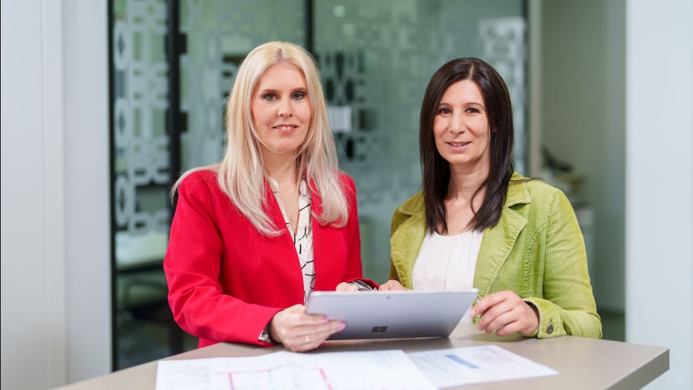 Petra Stefan, Geschäftsführerin und Elisabeth Gleiß, Back-Office