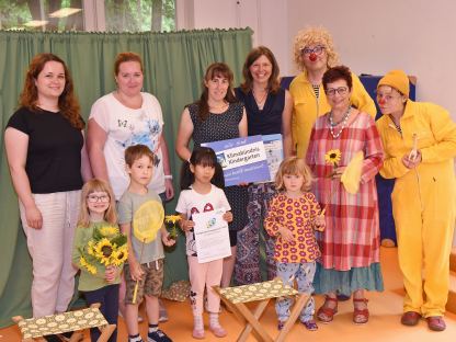 Am 20. Juni fand anlässlich der Beitrittsfeier im Evangelischen Privatkindergarten ein Bienentheater für die Kinder statt. Umweltgemeinderätin Renate Gamsjäger und Tatjana Fischer vom Referat für Umweltschutz übergaben bei diesem Anlass einen Klimabündnis-Bildungsscheck. (Foto: Josef Vorlaufer)