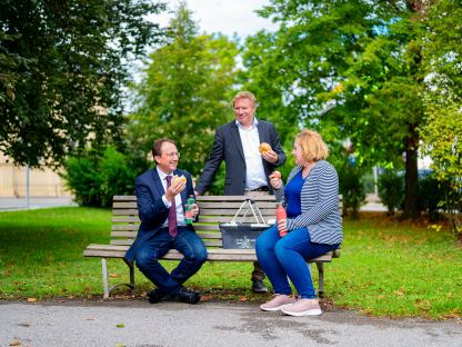 Auf eine Jause gleich neben einem Naturdenkmal bei der Aquacity schaute Bürgermeister Matthias Stadler mit den Mitarbeitern Tatjana Fischer und Martin Gruber-Dorninger. (Foto: Kalteis)