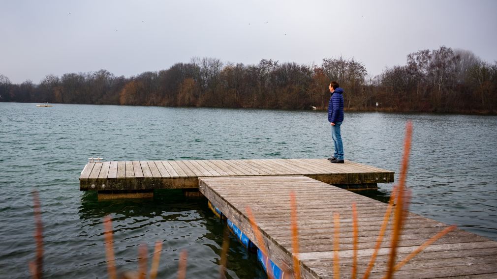 Bürgermeister Stadler am Steg des Ratzersdorfer Sees. (Foto: Kalteis)