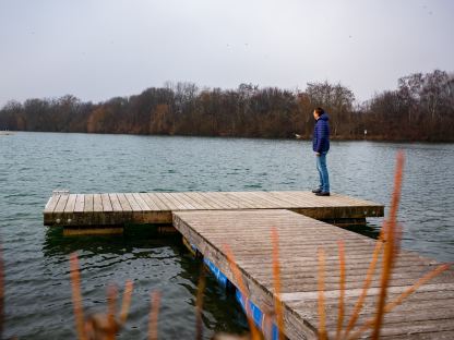 Bürgermeister Stadler am Steg des Ratzersdorfer Sees. (Foto: Kalteis)
