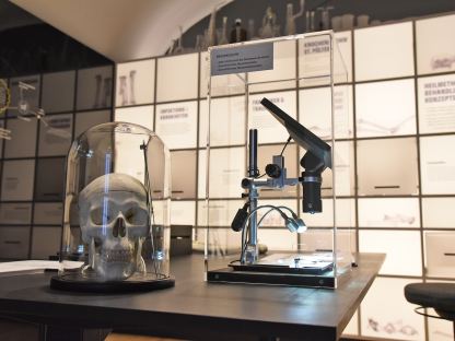 Forschungsstation mit Totenkopf und Mikroskop im Stadtmuseum. (Foto: Arman Kalteis)