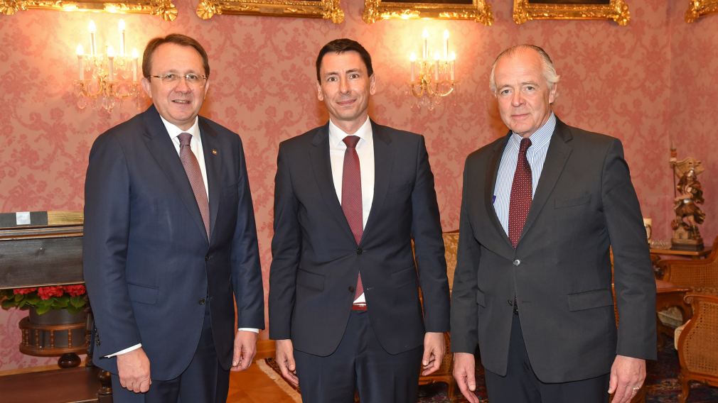 Bürgermeister Matthias Stadler, Botschafter Jozef Polakovic und Honorarkonsul Veit Schmid-Schmidsfelden. (Foto: Josef Vorlaufer)