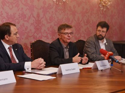 Drei Personen im Bürgermeisterzimmer. (Foto: Vorlaufer)