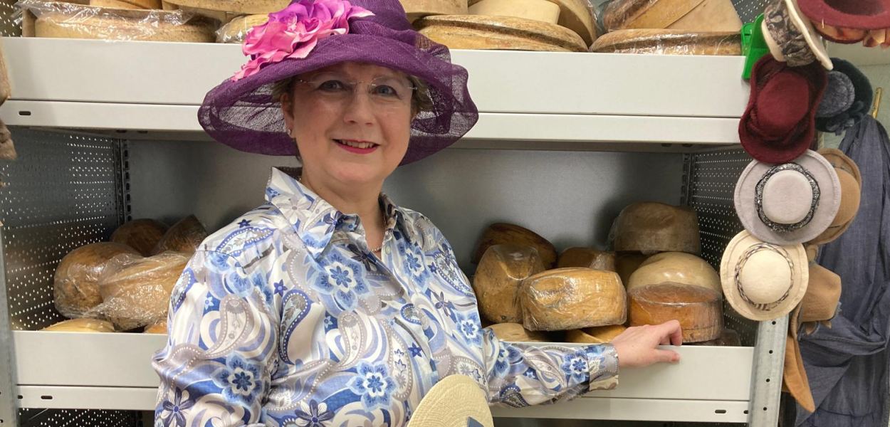 Modisten-Meisterin Anna Öckher vor Regalen voll mit bunten Hüten in ihrem St. Pöltner Geschäft. Foto: Althea Müller