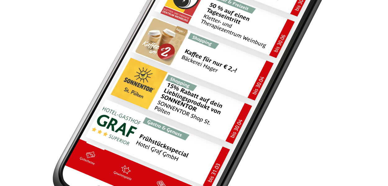 Zwei Frauen in der Innenstadt vor einem Schaufenster sehen sich ein Kleid an und wirken sehr fröhlich. Foto: Doris Schwarz-König