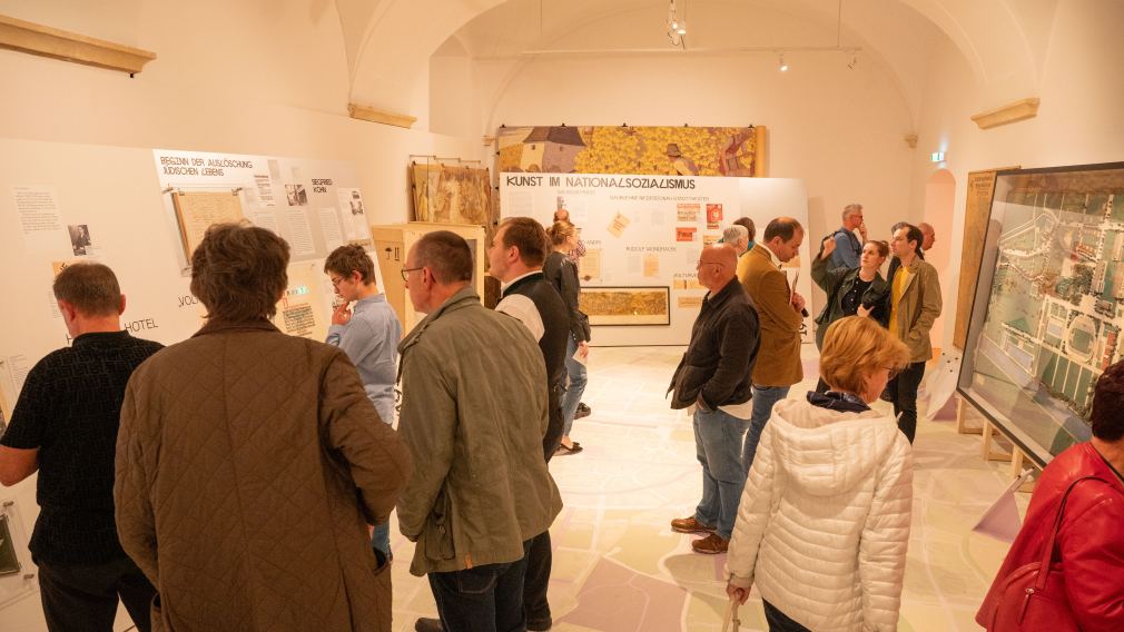 Unzählige Besucher:innen stürmten regelrecht bei der Ausstellungseröffnung das Stadtmuseum. (Foto: Arman Kalteis)