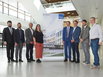 Vizebürgermeister Harald Ludwig, FH-Dozent Victor Adriel de Jesus Oliveira, FH-Geschäftsführer Hannes Raffaseder, Senior Researcher Alexandra Anderluh, Bürgermeister Matthias Stadler, FH-Geschäftsfüher Johann Haag, Brian Horsak, Leiter des Center for Digital Health and Social Innovation und Torsten Priebe, Leiter der Forschungsgruppe Data Intelligence. (Foto: Josef Vorlaufer)