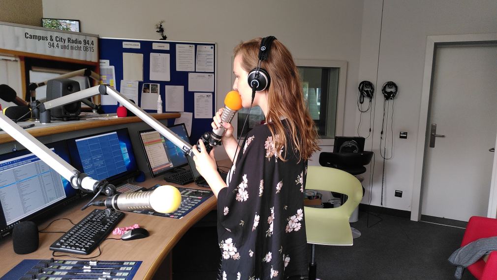Medientechnik-Studentin Sophie Matula bei der Sommermoderation im Studio. (Foto: Bernhard Gribitz)