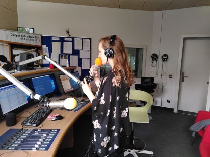 Medientechnik-Studentin Sophie Matula bei der Sommermoderation im Studio. (Foto: Bernhard Gribitz)