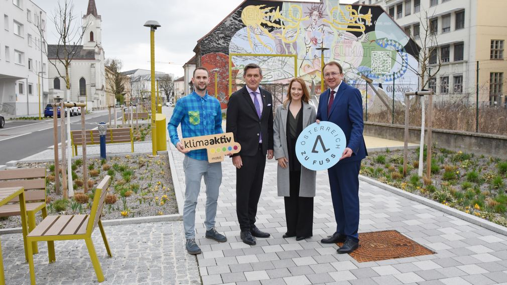 Sieben Personen gehen den Promenadenring entlang. (Foto: Vorlaufer)