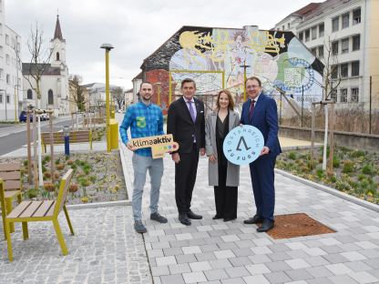 Sieben Personen gehen den Promenadenring entlang. (Foto: Vorlaufer)