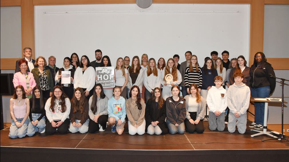 Bürgermeister Matthias Stadler begrüßte die Schüler:innen, Pädagog:innnen und Sponsor:innen zur Verleihung des Umweltpreises. (Foto: Josef Vorlaufer)