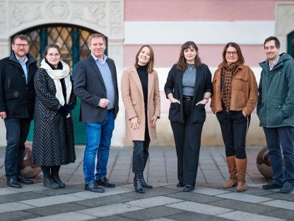 Foto von den Mitarbeiter:innen der KlimaK vor dem Rathaus.  (Foto: Arman Kalteis)