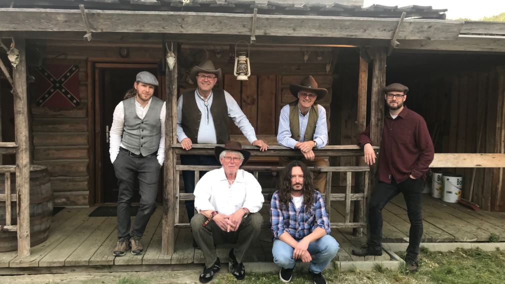 Die sechs Musiker um Andreas Hartl. (Foto: Gallows Fellows)