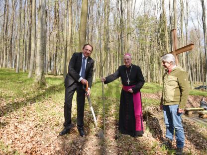 Im Rahmen der Zeremonie setzten Bischof Alois Schwarz, Bürgermeister Matthias Stadler und Klosterwald-Geschäftsführer Christian Berner ein Zeichen, indem sie vor Ort einen jungen Baum pflanzten. (Foto: Josef Vorlaufer)