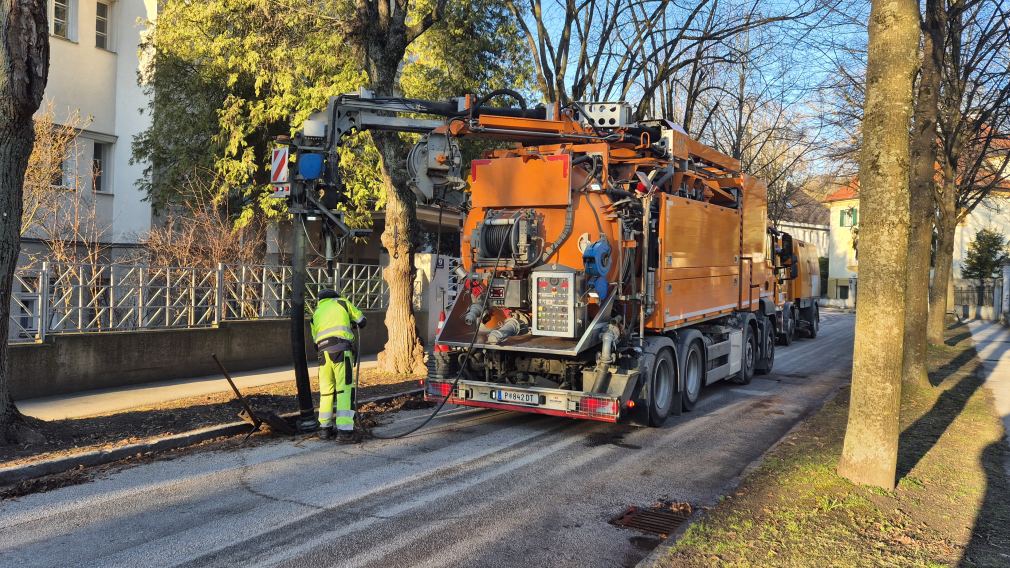 Das Foto zeigt einen Kanalspülwagen und einen Arbeiter, der gerade den Kanal spült. (Foto: Erwin Sulzer)