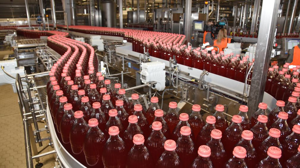 "LIMÖ"-Glasflaschen in der neuen Abfüllanlage der Firma Egger. (Foto: Josef Vorlaufer)