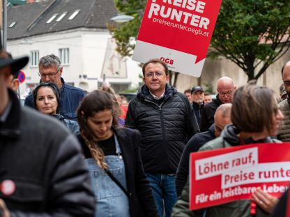 Bürgermeister Stadler in einer Menschenmenge bei der Teuerungsdemo. (Foto: Kalteis)