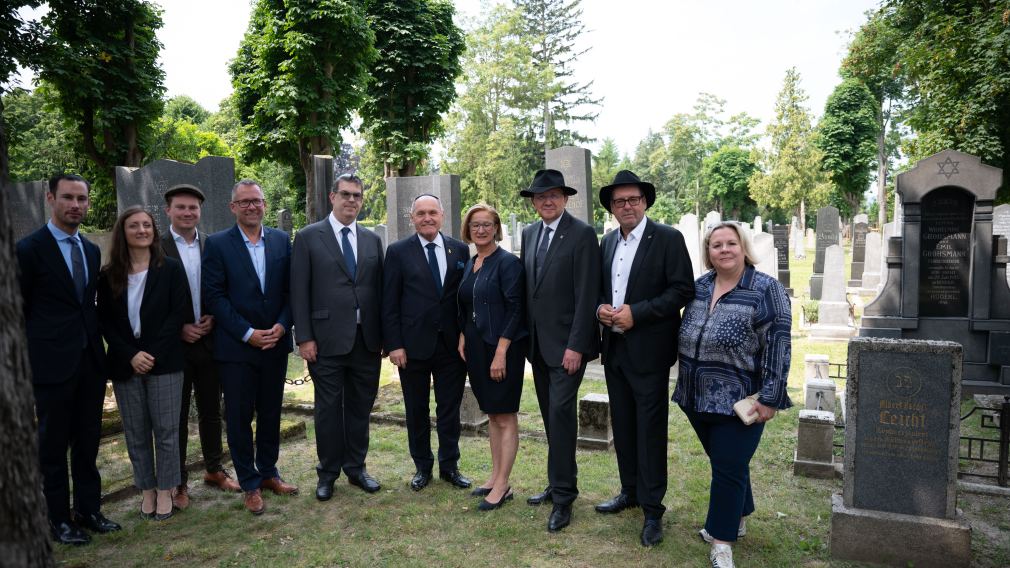 Gruppenfoto beim jüdischen Friedhof
