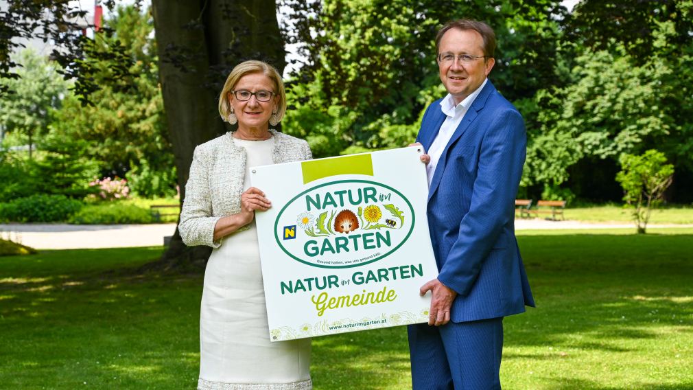 Landeshauptfrau Johanna Mikl-Leitner übergibt die Auszeichnung „Natur im Garten“ Gemeinde als Tafel an Bürgermeister Matthias Stadler im Sparkassenpark St. Pölten. (Foto: Christian Krückel)