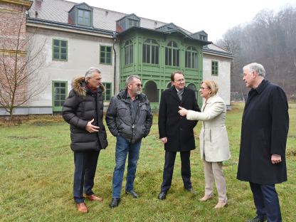 Fünf Personen vor einem Haus. (Foto: Vorlaufer)