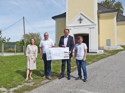 Carina Wenda (Stadtplanung), Anton Mayer (Dorferneuerungsverein), Bürgermeister Matthias Stadler und Konstantin Kohl (Obmann Dorferneuerungsverein) am Platz vor der Kapelle. (Foto: Josef Vorlaufer)