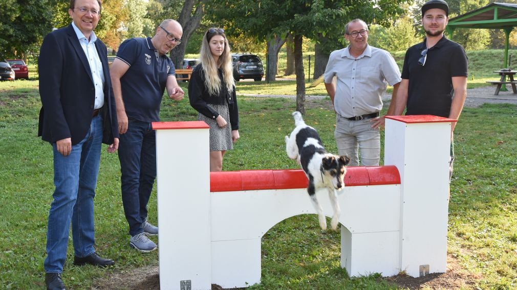 Bürgermeister Matthias Stadler, Baudirektor Wolfgang Lengauer, Michelle Bachel vom städtischen Veranstaltungsservice, Robert Wotapek und Daniel Brandtner von der Stadtgärtnerei in der neugestalteten Freilaufzone für Hunde. (Foto: Josef Vorlaufer)