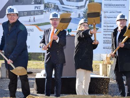 Vier Personen mit Schaufeln und Erde beim Spatenstich des Gesundheitszentrums. (Foto: Vorlaufer)