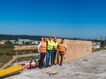 Vier Personen auf der Schnellstraße. (Foto: Arman Kalteis)