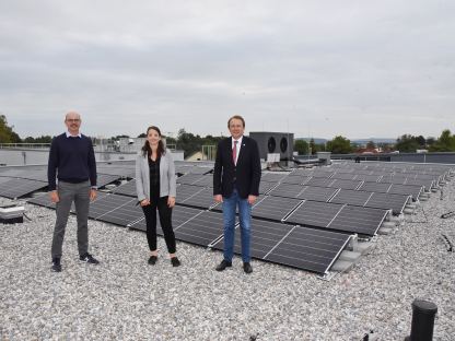 Ing. Christian Hubmayer (ETEK GmbH), DI Magdalena Spangl (Immobilien St. Pölten GesmbH & Co KG) und Bürgermeister Mag. Matthias Stadler am Hausdach vor der Photovoltaikanlage. (Foto: Josef Vorlaufer)