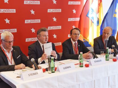 Vier Personen an einem Tisch bei der Pressekonferenz zum Städtetag. (Foto: Vorlaufer)