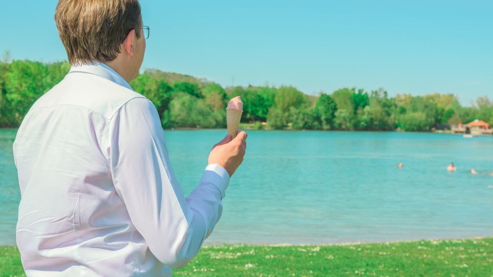 Bürgermeister Matthias Stadler genießt ein Eis am Ratzersdorfer See.