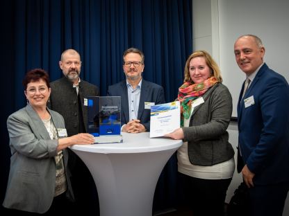 Renate Gamsjäger, Thomas Zeh, Christian Grüneis und Tatjana Fischer nehmen den Preis entgegen. Foto: Strobl
