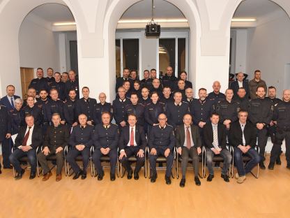 Gruppenbild Polizehrung im Rathaus. (Foto: Josef Vorlaufer)