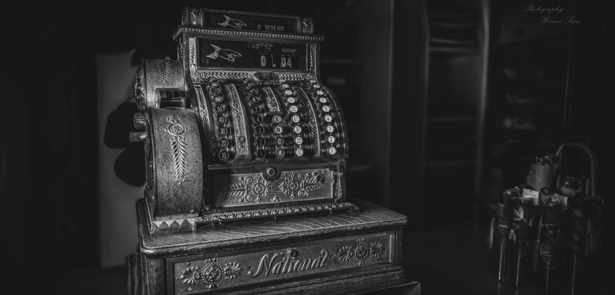 Modisten-Meisterin Anna Öckher vor Regalen voll mit bunten Hüten in ihrem St. Pöltner Geschäft. Foto: Althea Müller