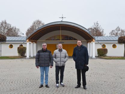 Andreas Wittman (Friedhofsverwaltung), Michael Bachel (städtische Betriebe) und Bürgermeister Matthias Stadler vor der sanierten Aufbahrungshalle in Spratzern. (Foto: Josef Vorlaufer)  